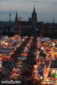 Blick von der Paulskirche auf das Oktoberfestgeschehen