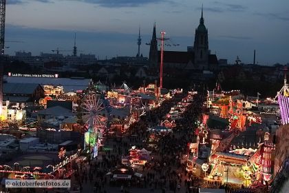 Blick von der Paulskirche auf das Oktoberfestgeschehen