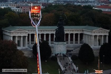 Blick von der Paulskirche auf das Oktoberfestgeschehen