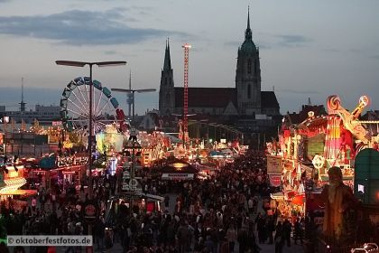Blick von der Paulskirche auf das Oktoberfestgeschehen