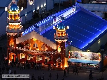 Blick von der Paulskirche auf das Oktoberfestgeschehen