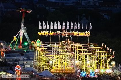 Blick von der Paulskirche auf das Oktoberfestgeschehen