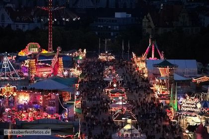 Blick von der Paulskirche auf das Oktoberfestgeschehen