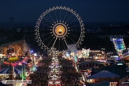 Blick von der Paulskirche auf das Oktoberfestgeschehen