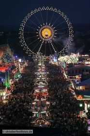 Blick von der Paulskirche auf das Oktoberfestgeschehen