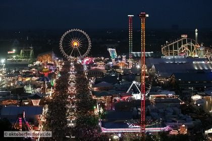 Blick von der Paulskirche auf das Oktoberfestgeschehen