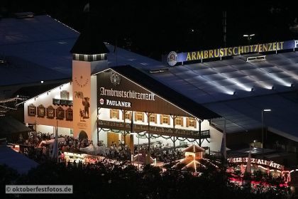 Blick von der Paulskirche auf das Oktoberfestgeschehen