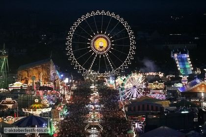 Blick von der Paulskirche auf das Oktoberfestgeschehen