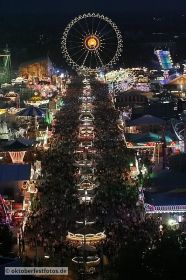 Blick von der Paulskirche auf das Oktoberfestgeschehen