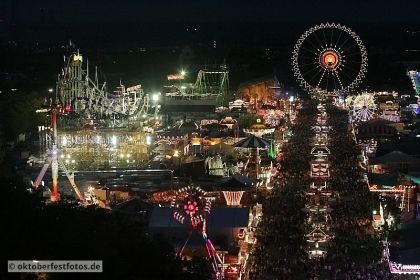 Blick von der Paulskirche auf das Oktoberfestgeschehen