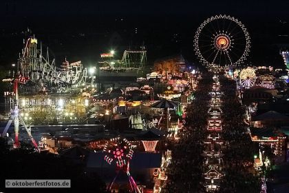 Blick von der Paulskirche auf das Oktoberfestgeschehen