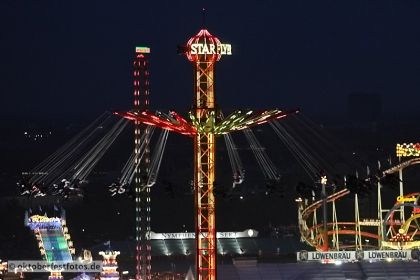 Blick von der Paulskirche auf das Oktoberfestgeschehen