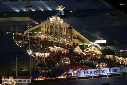 Blick von der Paulskirche auf das Oktoberfestgeschehen