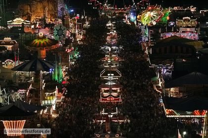 Blick von der Paulskirche auf das Oktoberfestgeschehen