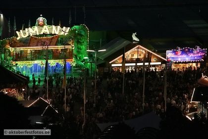 Blick von der Paulskirche auf das Oktoberfestgeschehen
