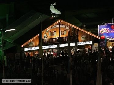 Blick von der Paulskirche auf das Oktoberfestgeschehen