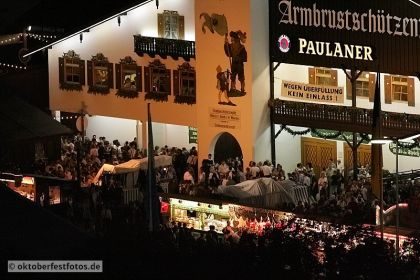 Blick von der Paulskirche auf das Oktoberfestgeschehen