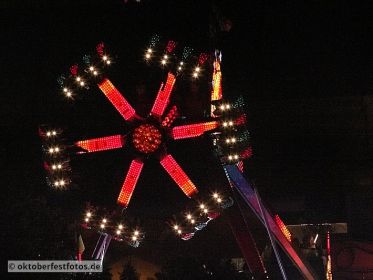 Blick von der Paulskirche auf das Oktoberfestgeschehen