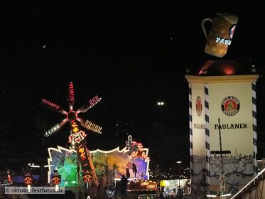 Blick von der Paulskirche auf das Oktoberfestgeschehen