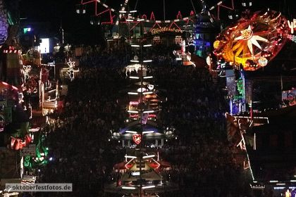 Blick von der Paulskirche auf das Oktoberfestgeschehen
