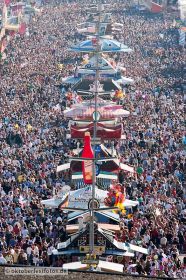 Menschenmassen auf dem Oktoberfest in München
