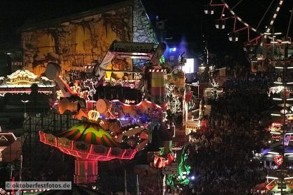 Blick von der Paulskirche auf das Oktoberfestgeschehen