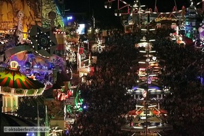 Blick von der Paulskirche auf das Oktoberfestgeschehen