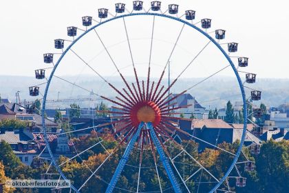 Blick von der Paulskirche auf das Oktoberfest in München