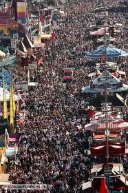 Blick von der Paulskirche auf das Oktoberfestgeschehen