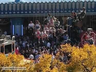 Blick von der Paulskirche auf das Oktoberfestgeschehen