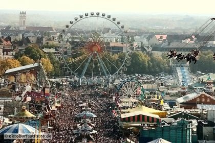 Blick von der Paulskirche auf das Oktoberfestgeschehen