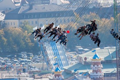Karussell in luftiger Höhe auf dem Oktoberfest in München