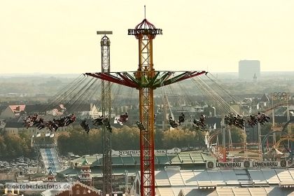 Blick von der Paulskirche auf das Oktoberfestgeschehen