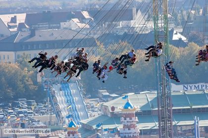 Karussell in luftiger Höhe auf dem Oktoberfest in München