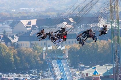Karussell in luftiger Höhe auf dem Oktoberfest in München