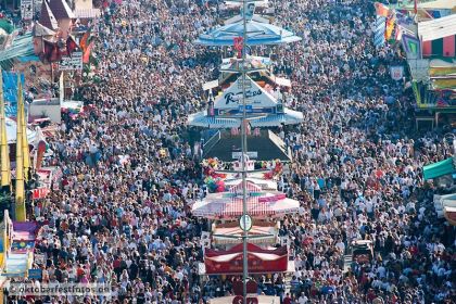 Menschenmassen auf dem Oktoberfest in München