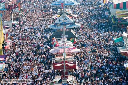 Menschenmassen auf dem Oktoberfest in München