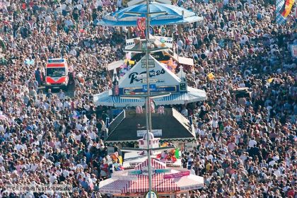 Ein Krankenwagen bahnt sich den Weg durch das Oktoberfest-Gedränge