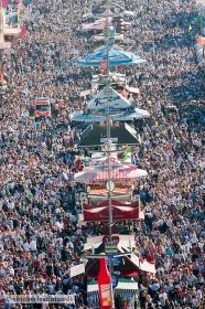 Ein Krankenwagen bahnt sich den Weg durch das Oktoberfest-Gedränge
