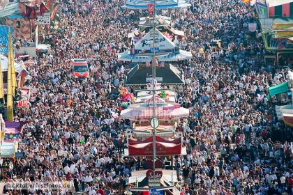 Ein Krankenwagen bahnt sich den Weg durch das Oktoberfest-Gedränge