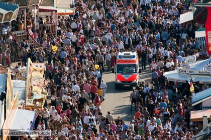 Ein Krankenwagen bahnt sich den Weg durch das Oktoberfest-Gedränge