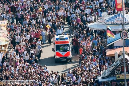 Ein Krankenwagen bahnt sich den Weg durch das Oktoberfest-Gedränge