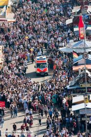 Ein Krankenwagen bahnt sich den Weg durch das Oktoberfest-Gedränge