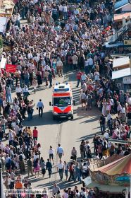 Ein Krankenwagen bahnt sich den Weg durch das Oktoberfest-Gedränge