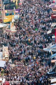 Blick von der Paulskirche auf das Oktoberfest in München