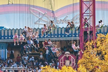 Blick von der Paulskirche auf das Oktoberfest in München