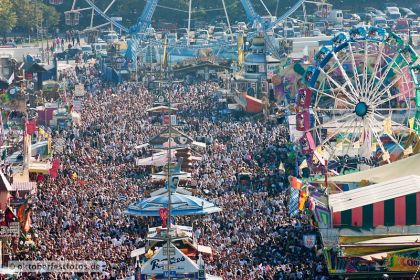 Blick von der Paulskirche auf das Oktoberfest in München