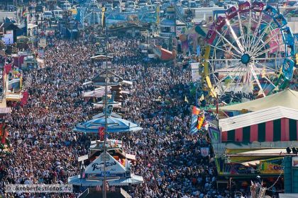 Blick von der Paulskirche auf das Oktoberfest in München