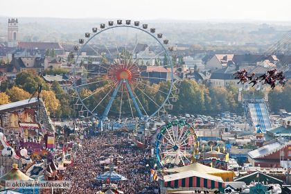 Blick auf das Riesenrad beim Oktoberfest in München