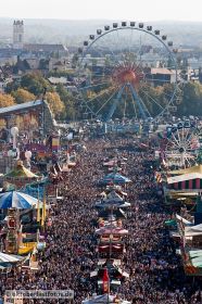 Blick auf das Riesenrad beim Oktoberfest in München
